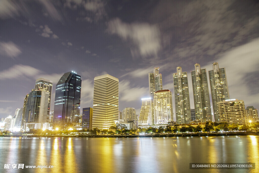 城市璀璨夜景倒映水面