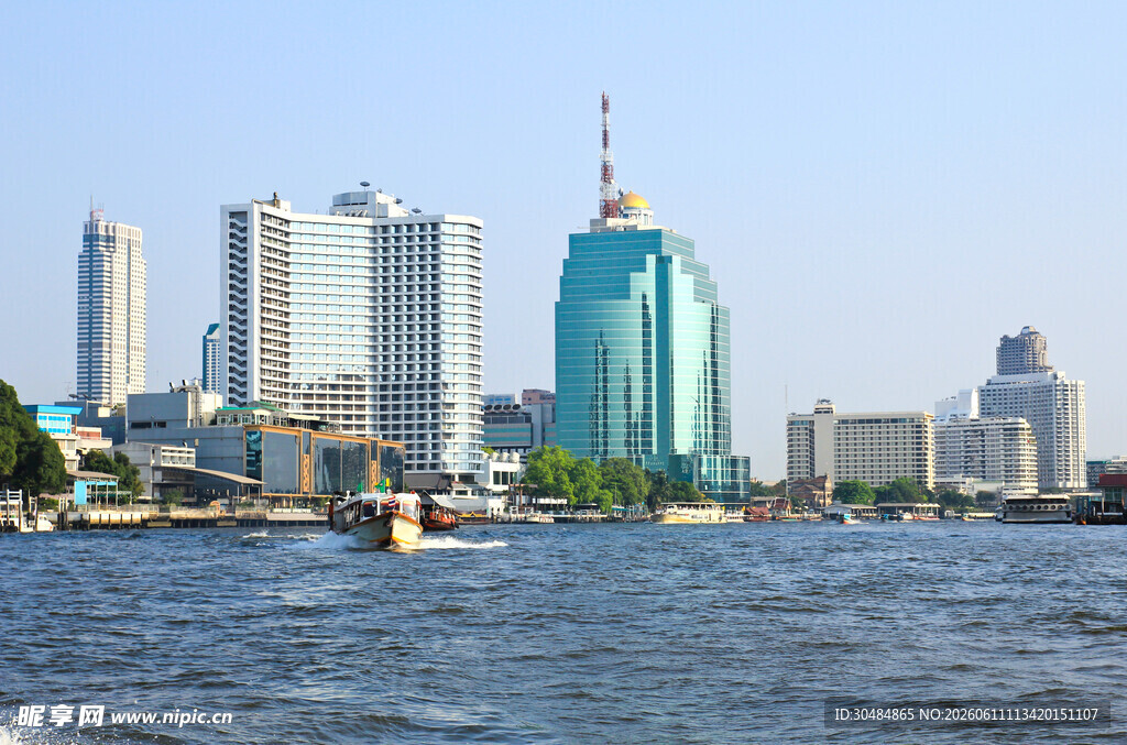 河畔城市风光