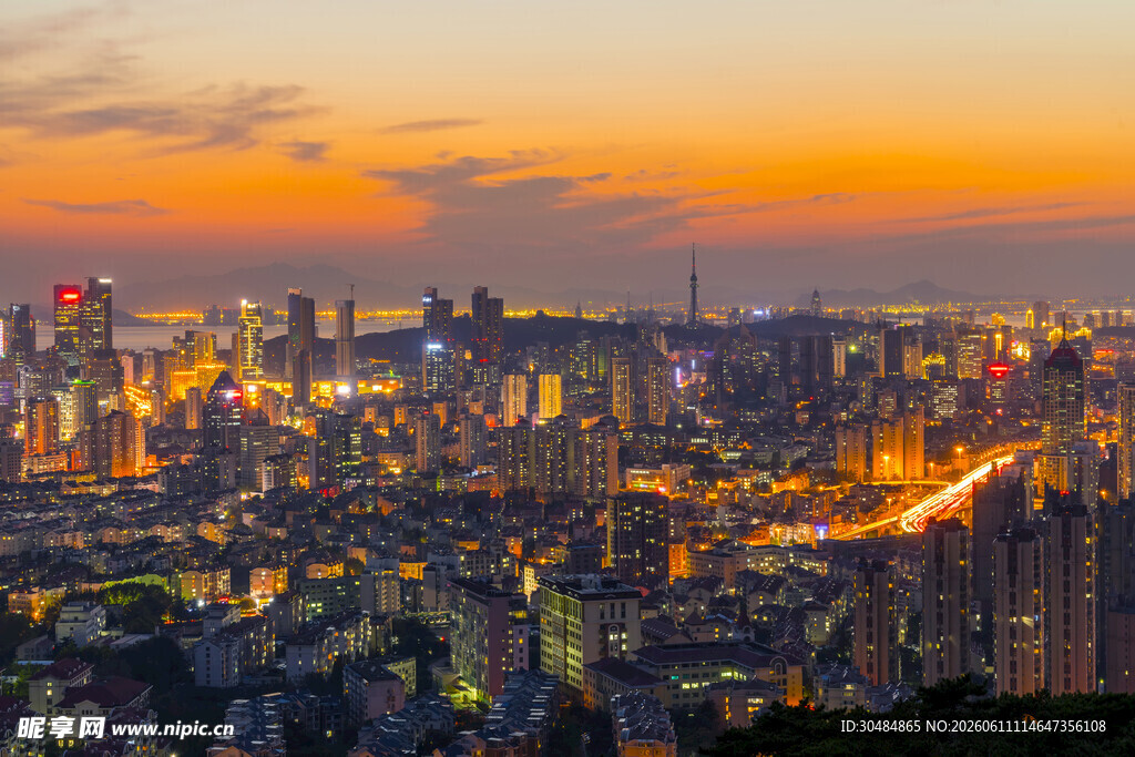 黄昏下璀璨的城市夜景