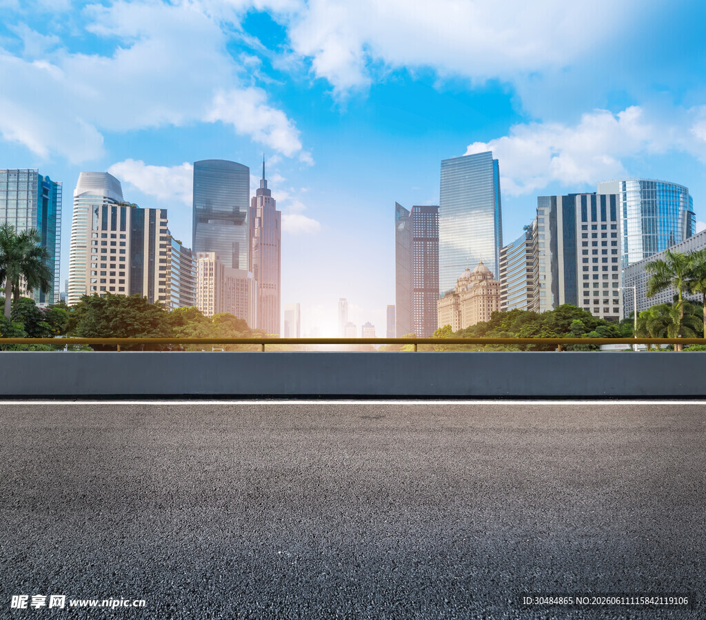 城市道路与现代建筑群