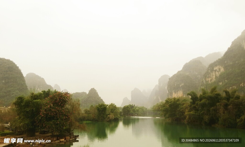 山水相依的秀丽自然景观