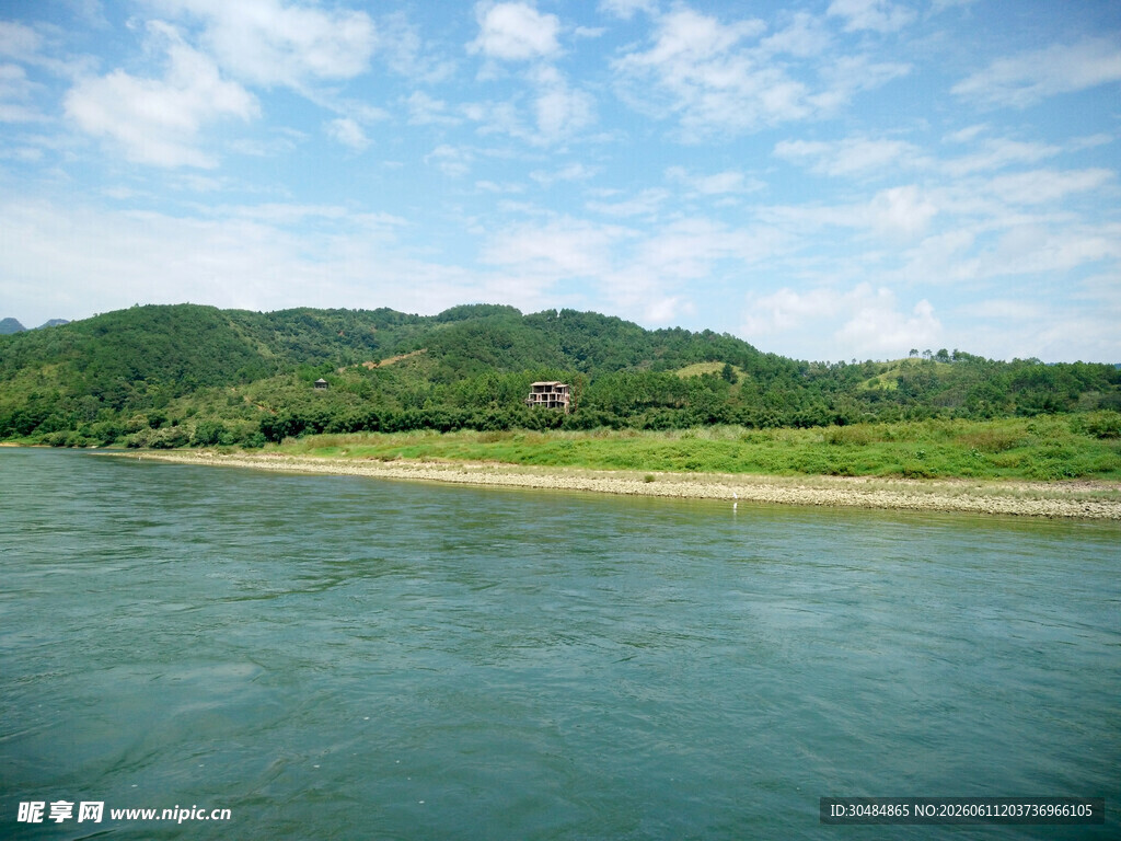河畔青山绿水美景