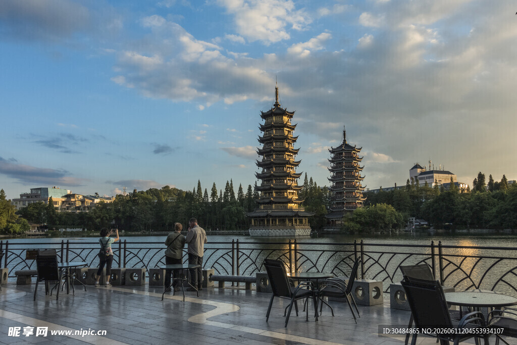 桂林湖畔古塔美景