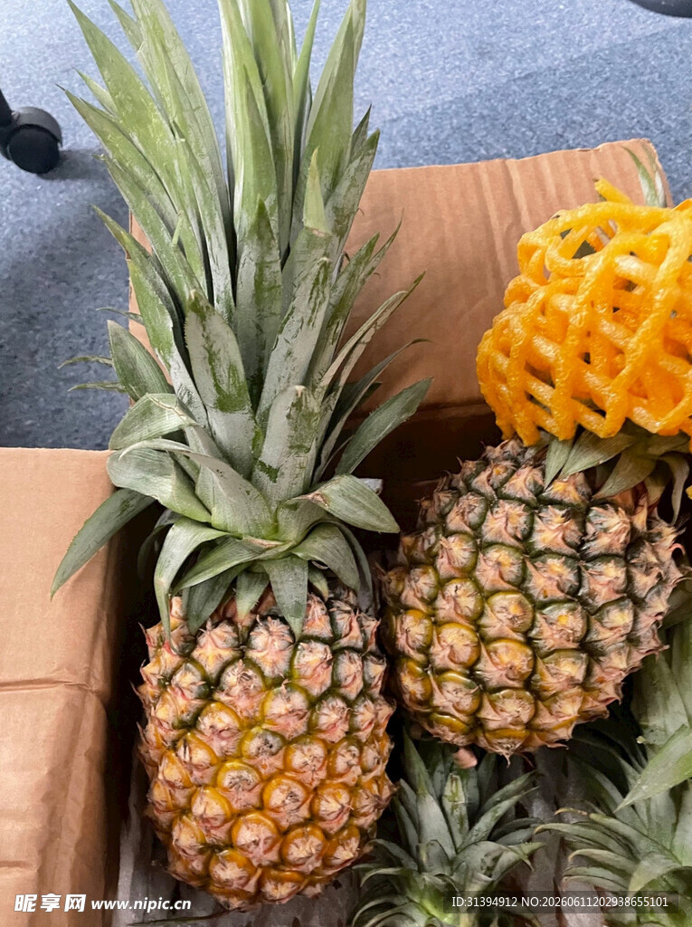 新鲜菠萝待售