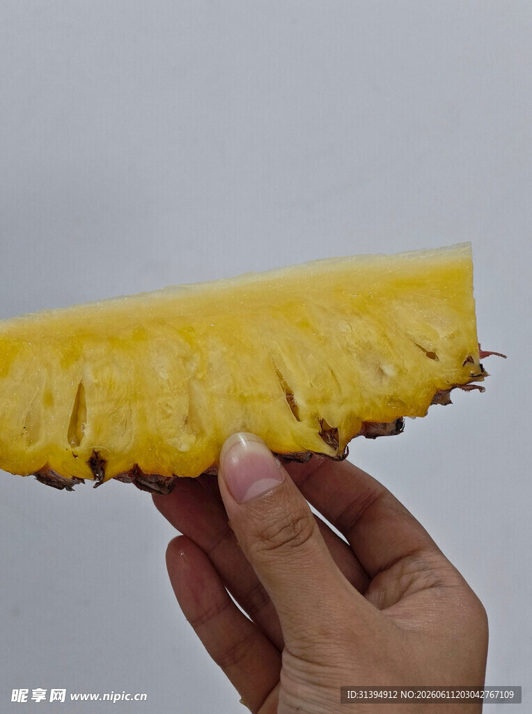 手持新鲜菠萝果肉