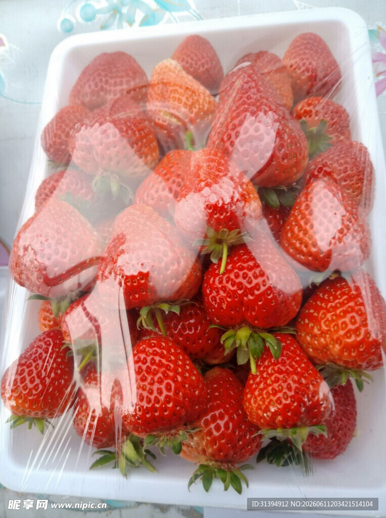 新鲜盒装草莓待品尝