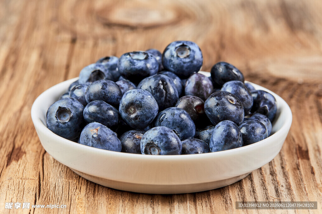 木碗中的新鲜蓝莓