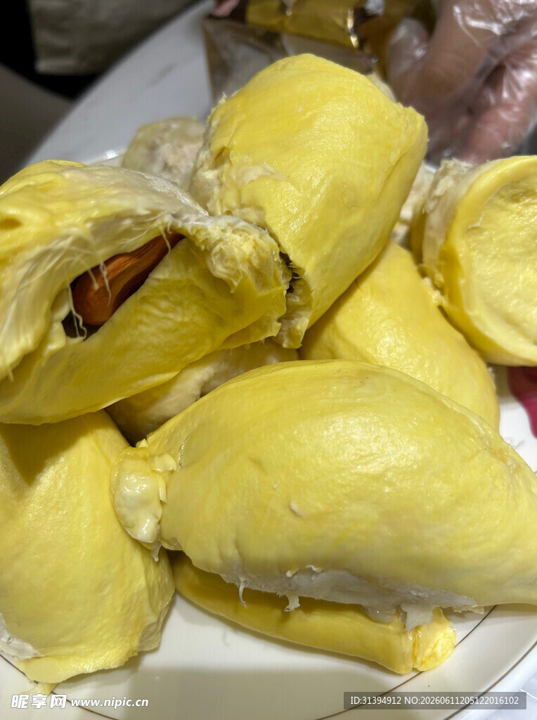 新鲜美味的剥开榴莲果肉