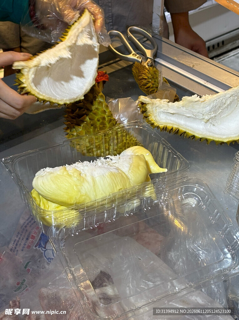 剥开的榴莲展示果肉
