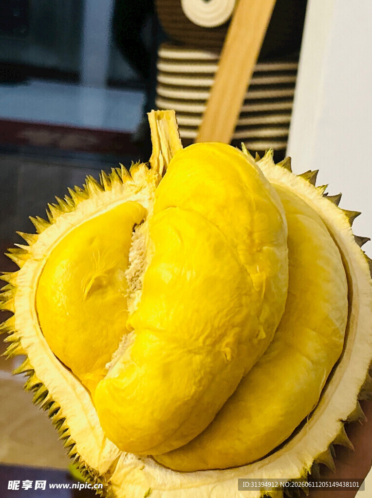 剥开的香甜榴莲果肉