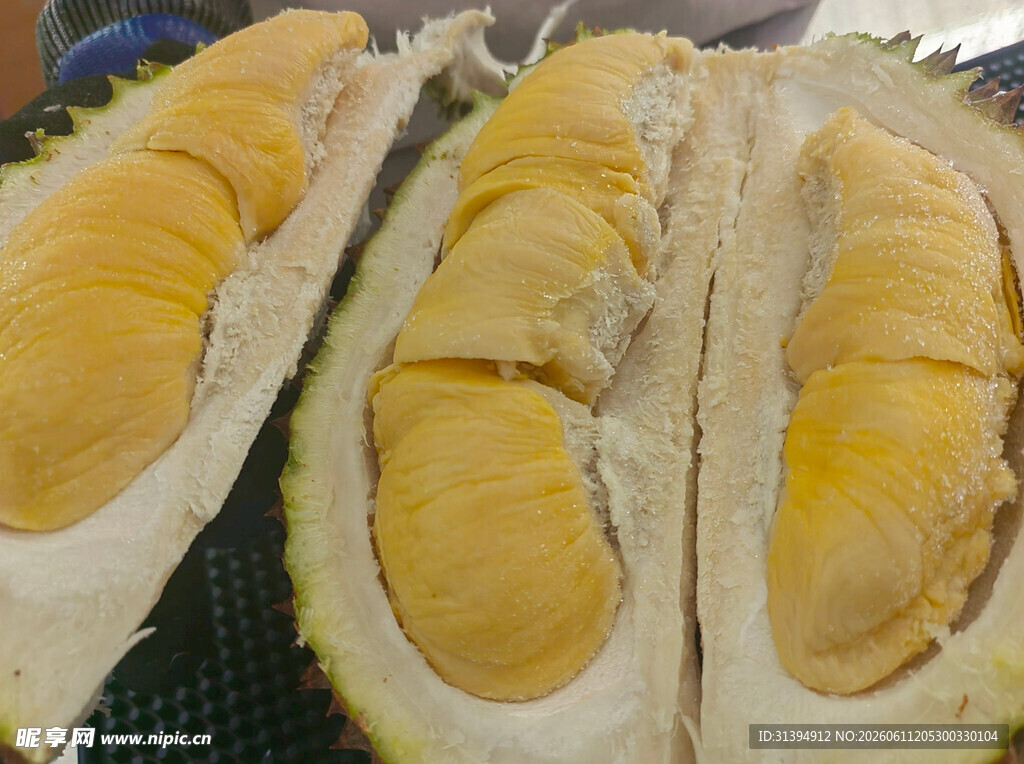切开的香甜美味榴莲果肉
