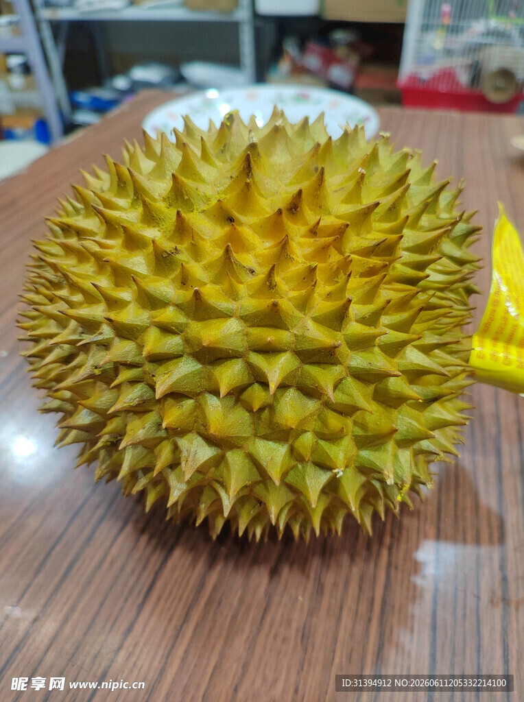 桌上摆放的一颗新鲜榴莲