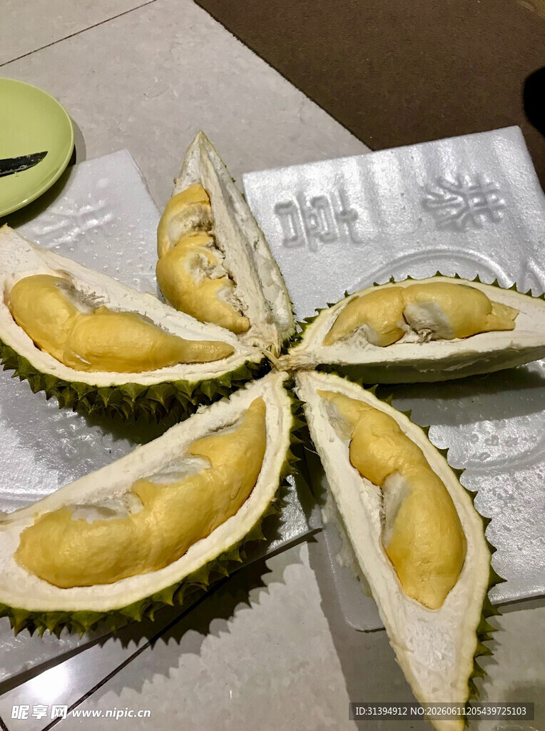 切开的美味榴莲果肉