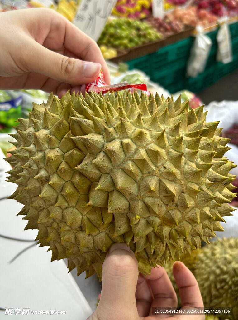 手捧带刺榴莲特写