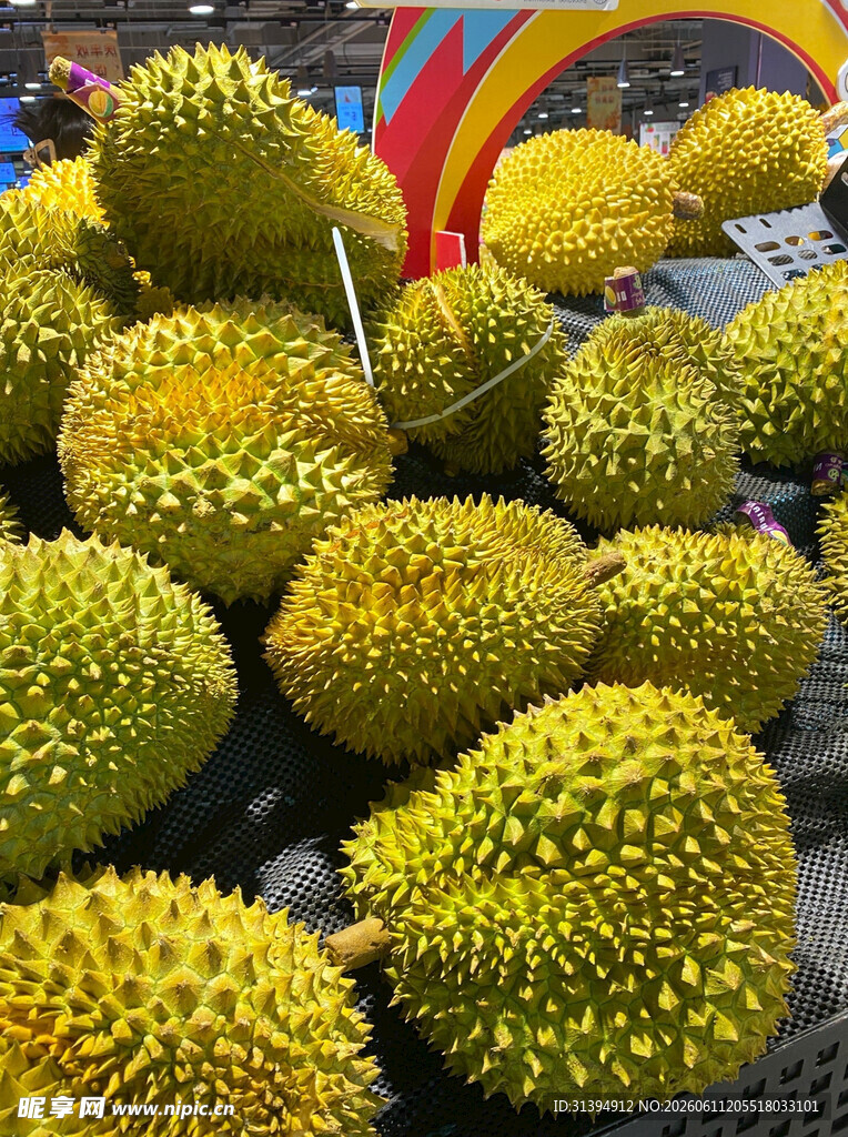 新鲜榴莲堆放在摊位上