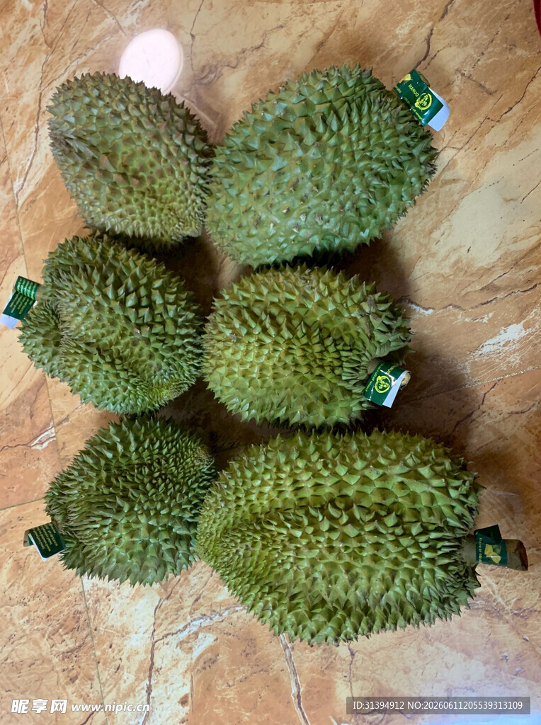 新鲜饱满的多个榴莲