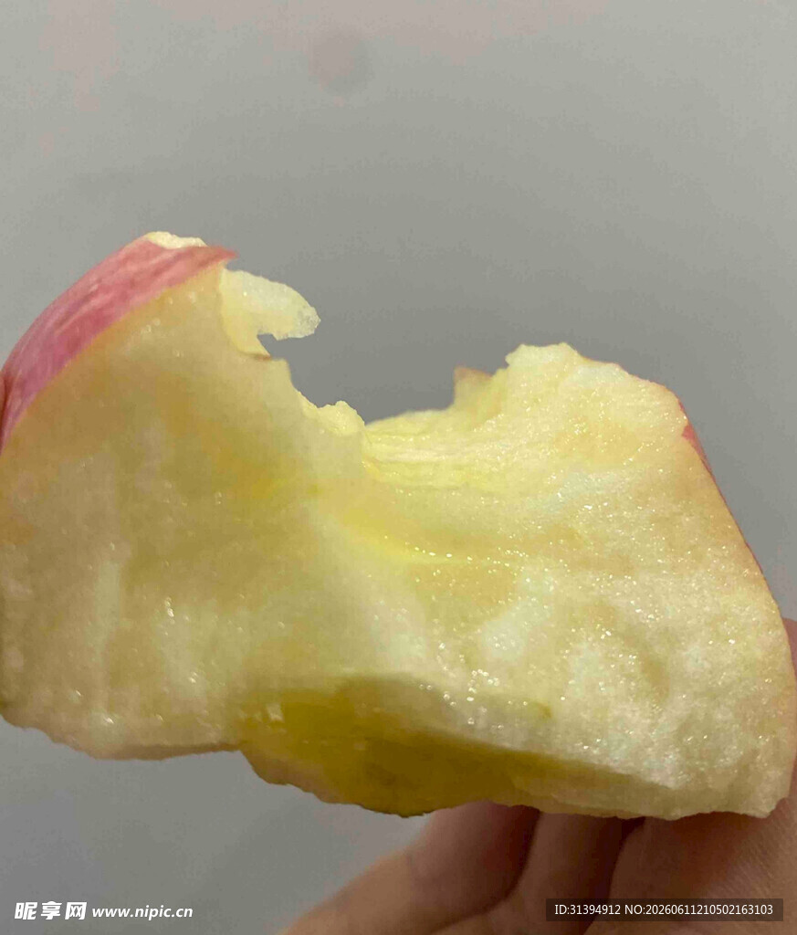 咬过一口的新鲜红苹果