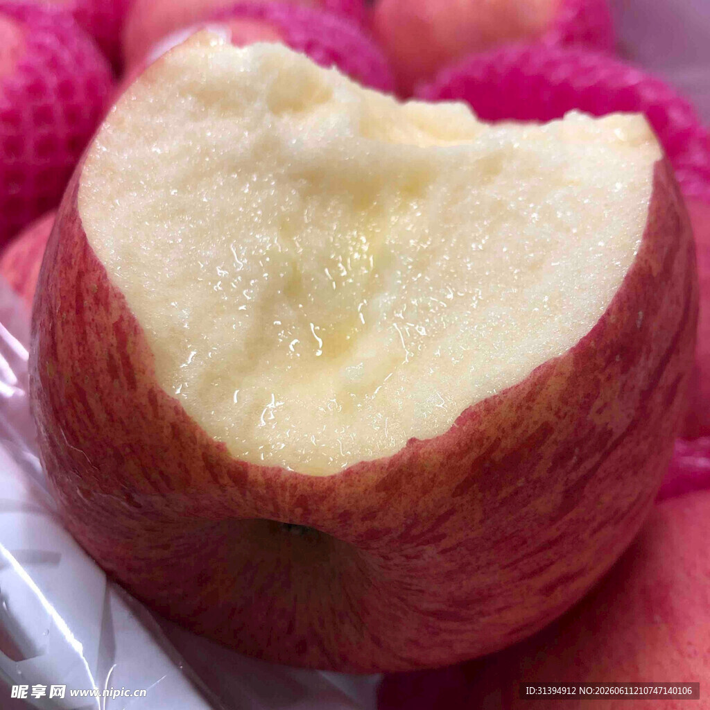 咬过的红苹果特写