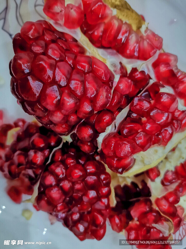 剥开的饱满红石榴果肉