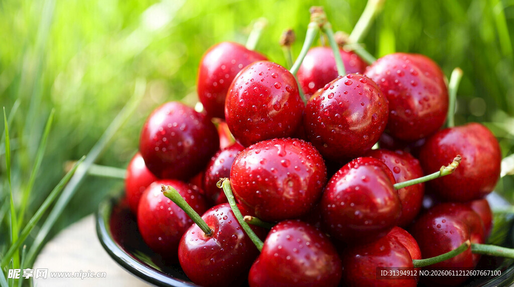 新鲜饱满的红樱桃