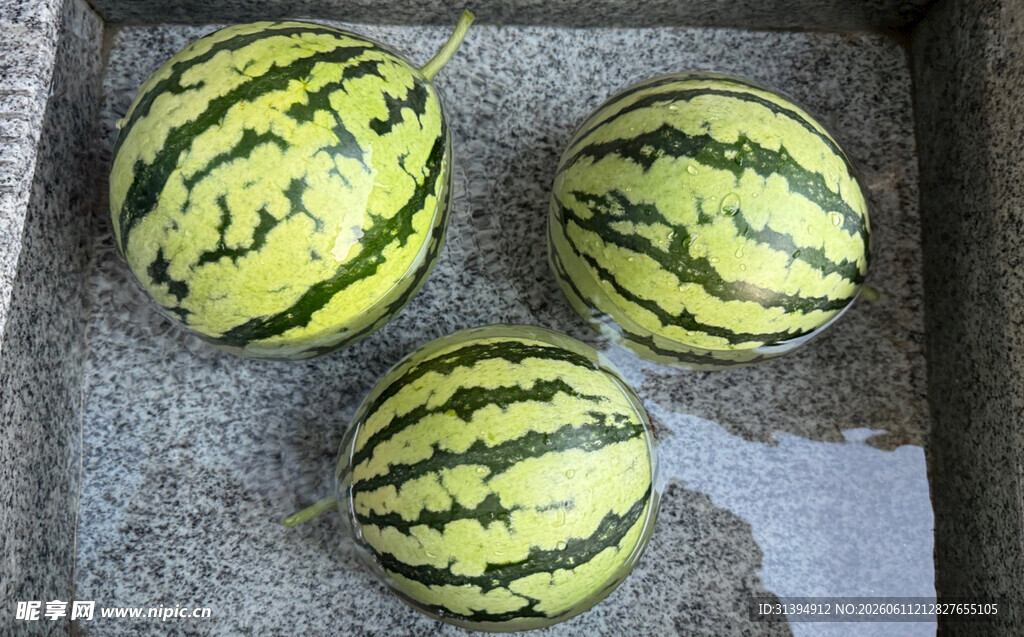 新鲜饱满的三个大西瓜