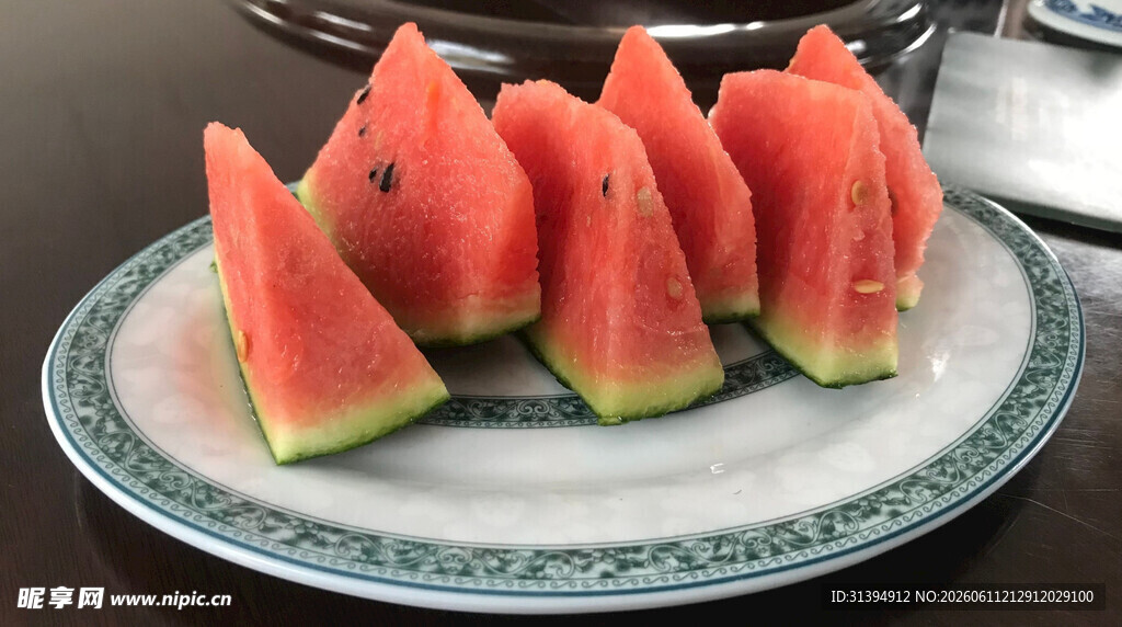 盘中西瓜切片