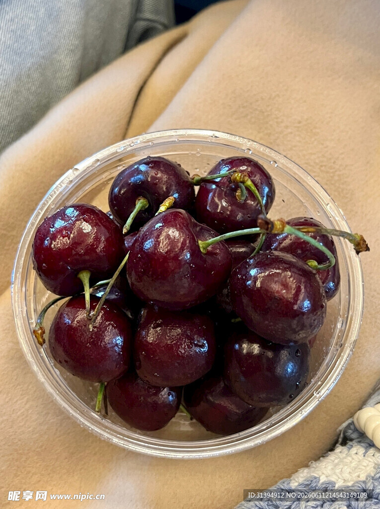 透明碗中饱满的新鲜车厘子