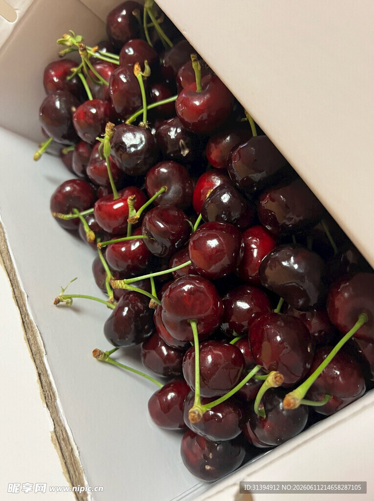 新鲜饱满的盒装车厘子