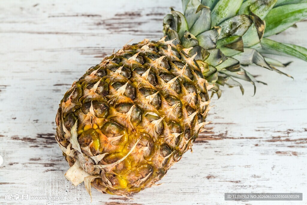 白色木桌上的新鲜菠萝