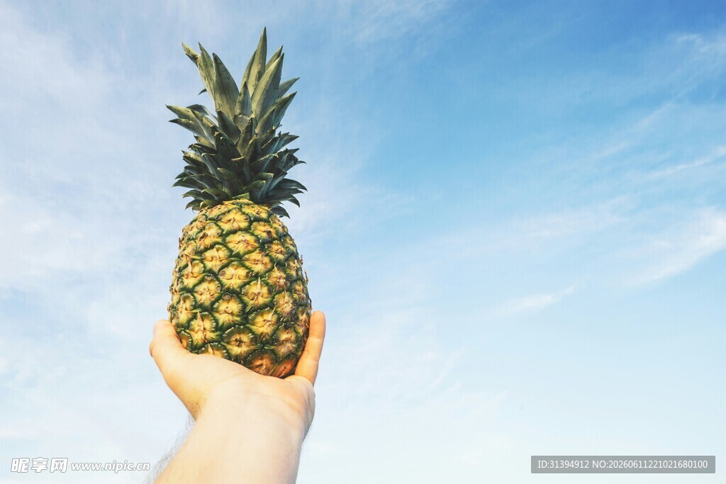 手举菠萝迎向蓝天