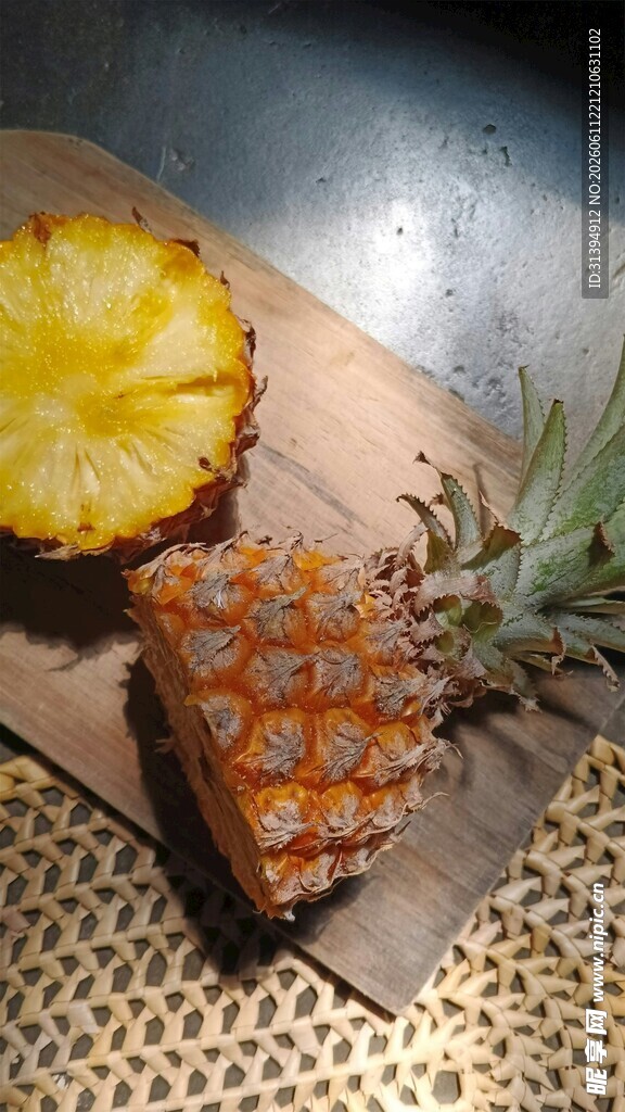 新鲜菠萝切片展示