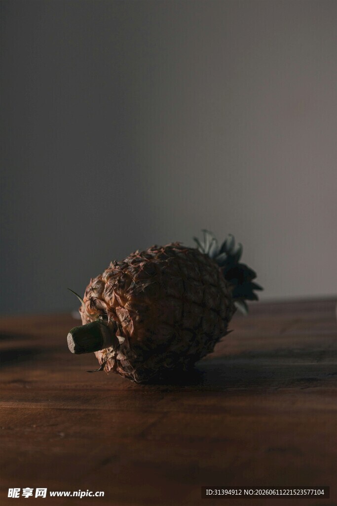 木桌上的一颗菠萝