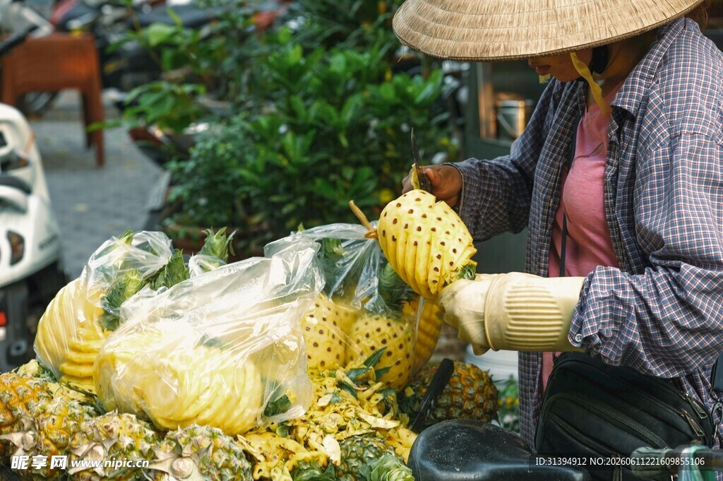 街头售卖菠萝的商贩
