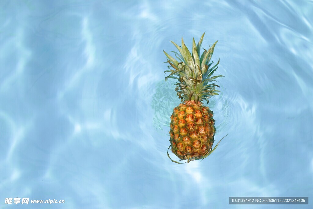 漂浮在水面的新鲜菠萝