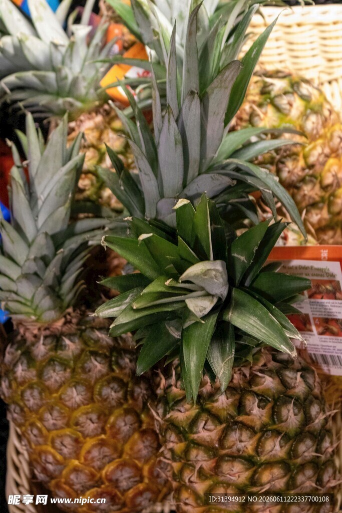 新鲜菠萝堆叠展示