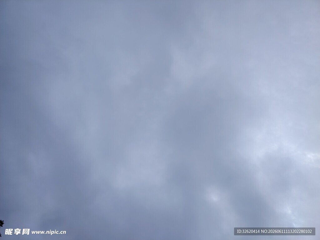 天空中的灰白云层