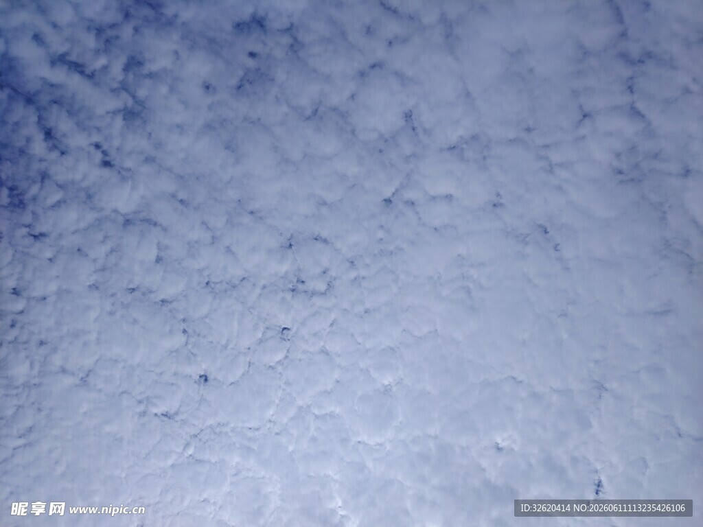 天空中的斑驳云彩