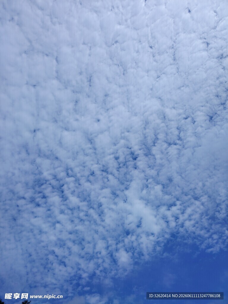 蓝天中的絮状云朵