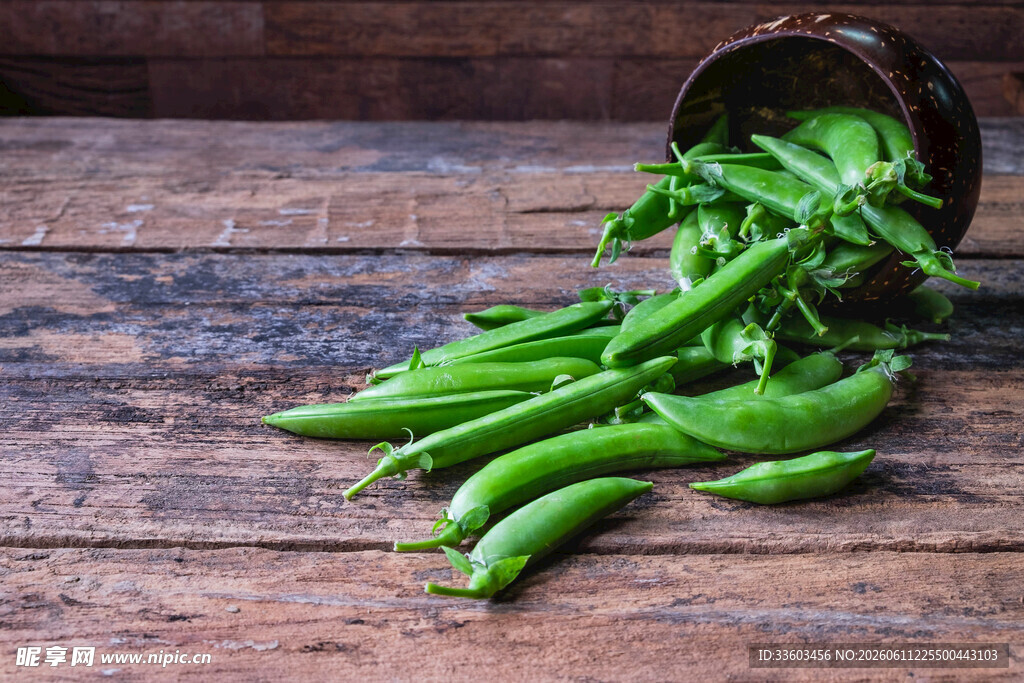 木桌上倾倒出的新鲜豆角