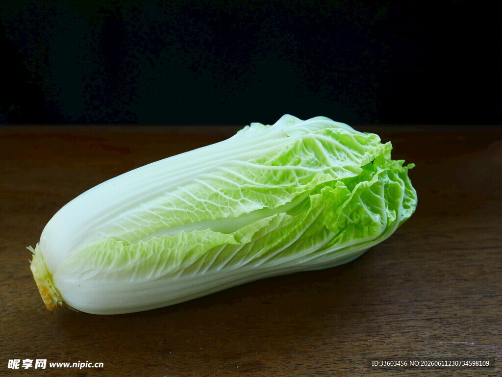 新鲜小白菜摆于木桌