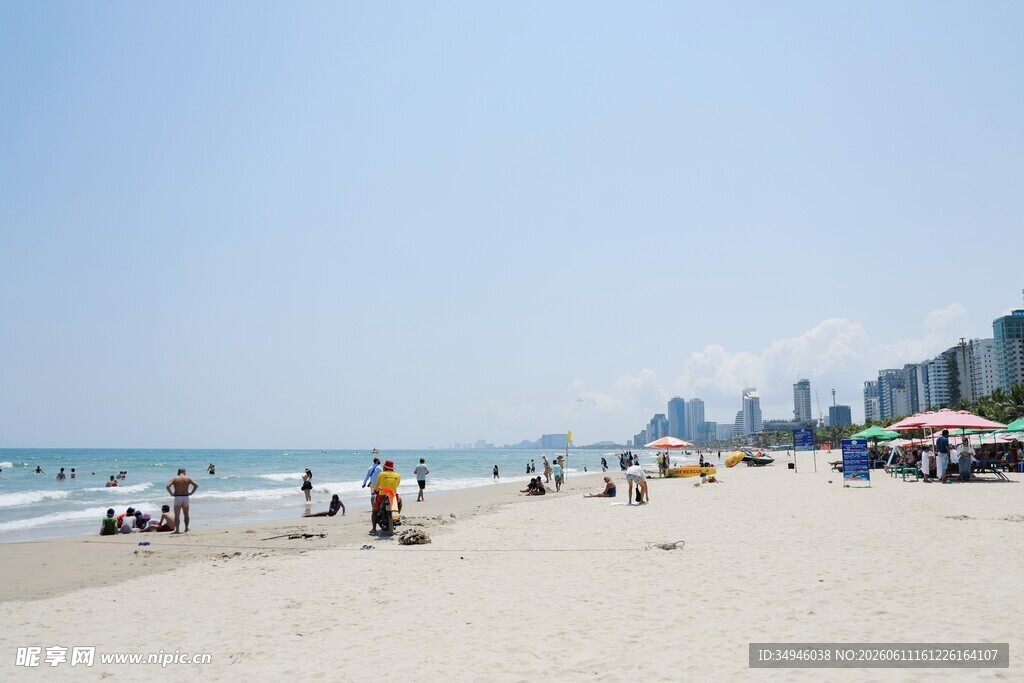 热闹的城市海滨沙滩景象