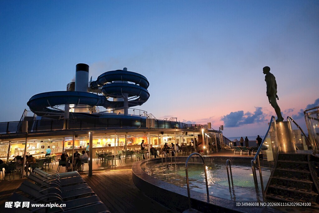 海滨夜景中的独特建筑景观
