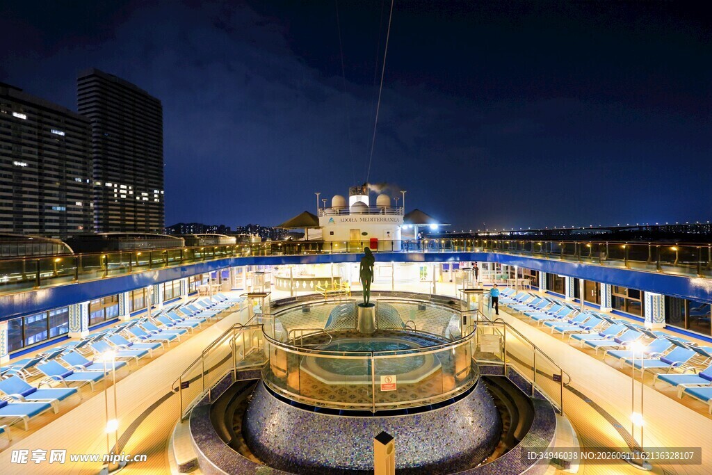 游轮甲板夜景璀璨迷人