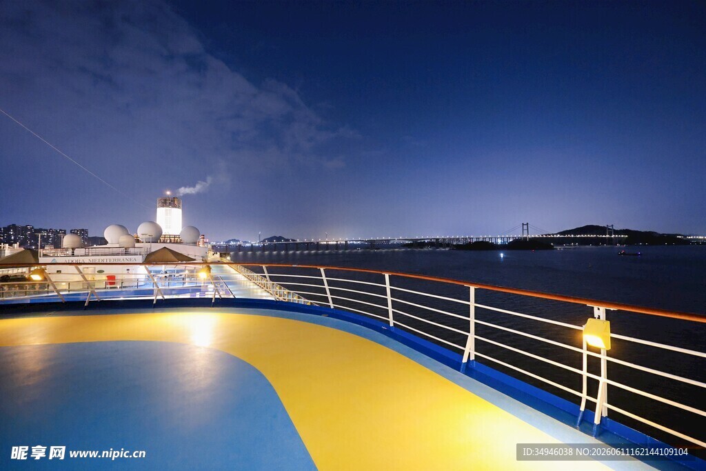 夜晚甲板上的海景风光