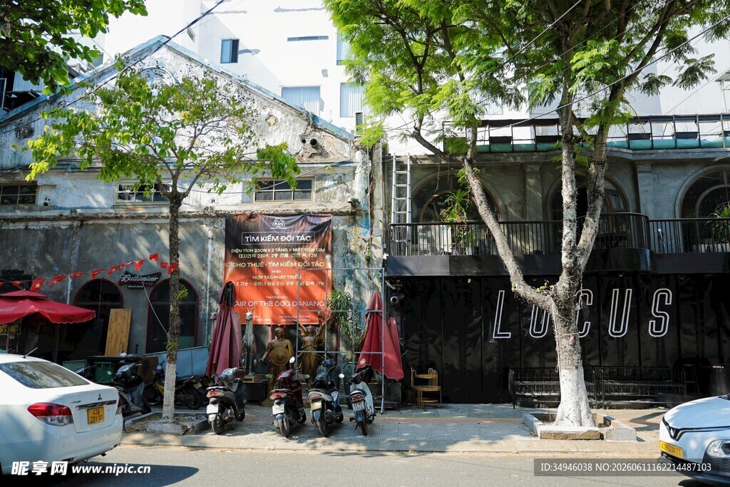街边文艺风建筑与停放车辆