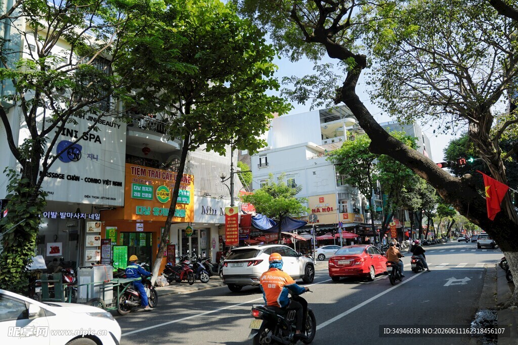 城市街道热闹景象