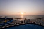 海上日出时的邮轮甲板