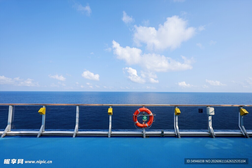 船甲板上的蓝色海景