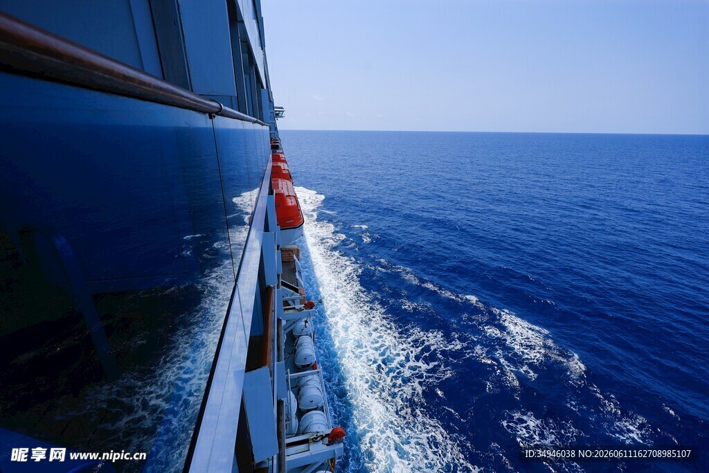 船行碧海泛起白色浪花