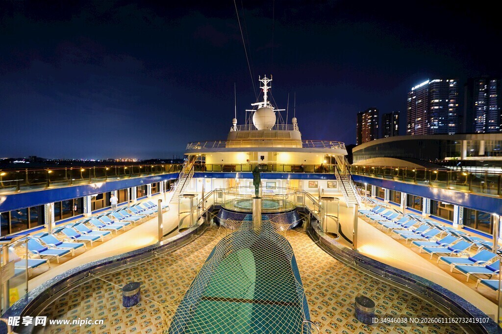 夜晚游轮甲板璀璨夜景